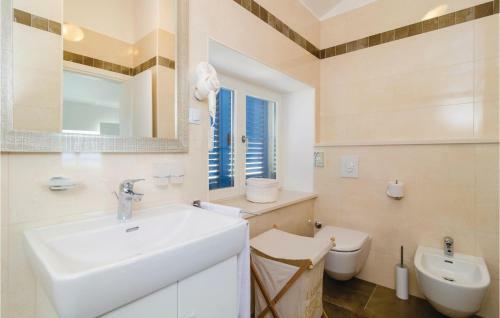 Three-bedroom Holiday Home In Brsecine