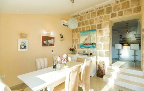 Three-bedroom Holiday Home In Brsecine
