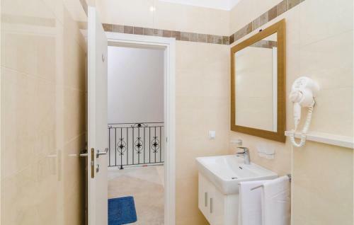Three-bedroom Holiday Home In Brsecine