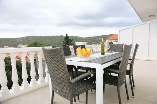 Apartment Zavalatica 4459c