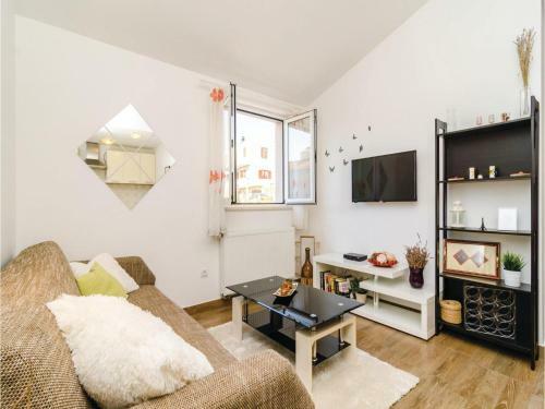Six-bedroom Apartment In Cibaca
