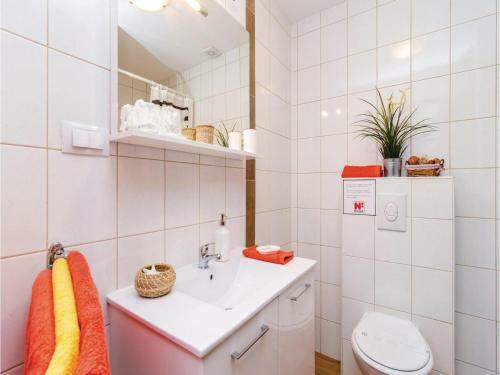 Six-bedroom Apartment In Cibaca