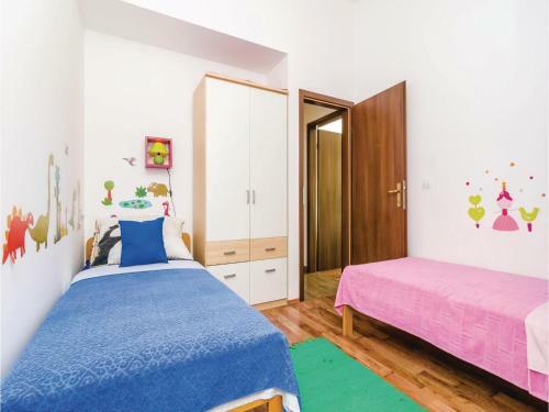 Six-bedroom Apartment In Cibaca