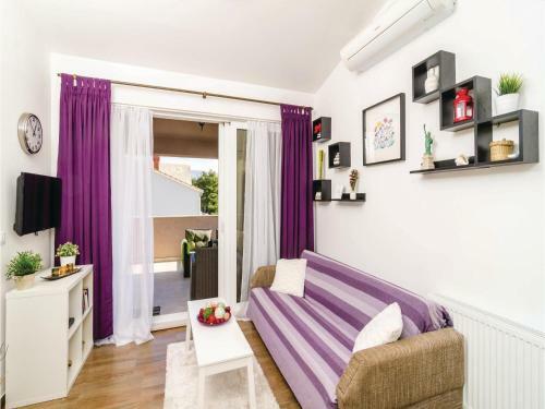 Six-bedroom Apartment In Cibaca