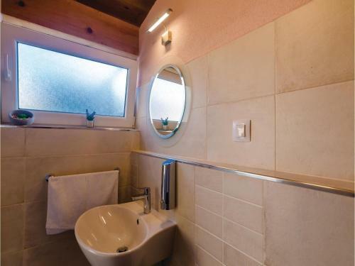 Six-bedroom Apartment In Cibaca