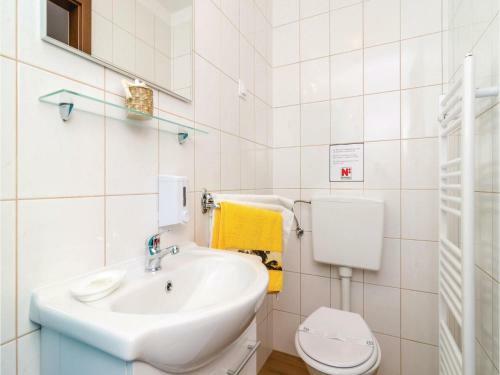 Six-bedroom Apartment In Cibaca