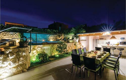 Six-bedroom Apartment In Cibaca