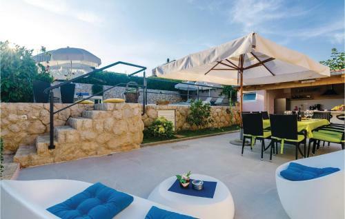 Six-bedroom Apartment In Cibaca