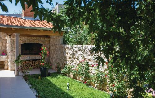 Six-bedroom Apartment In Cibaca