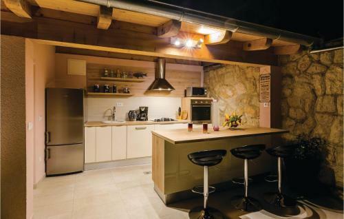 Six-bedroom Apartment In Cibaca