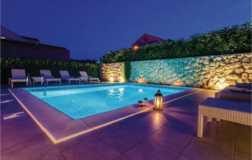 Six-bedroom Apartment In Cibaca
