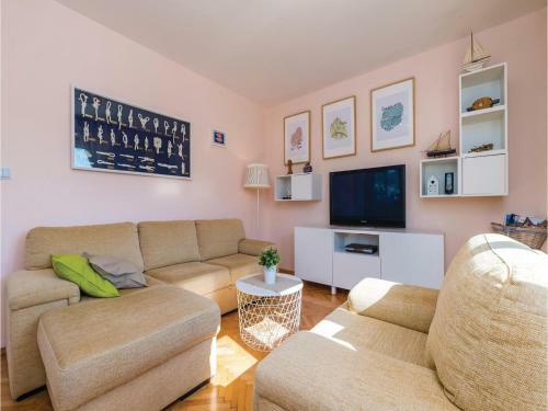 Three-bedroom Holiday Home In Doli