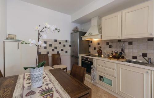 Three-bedroom Apartment In Duboka