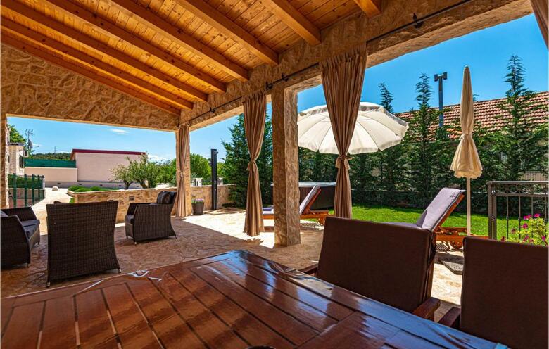 Four-bedroom Holiday Home In Dubrava