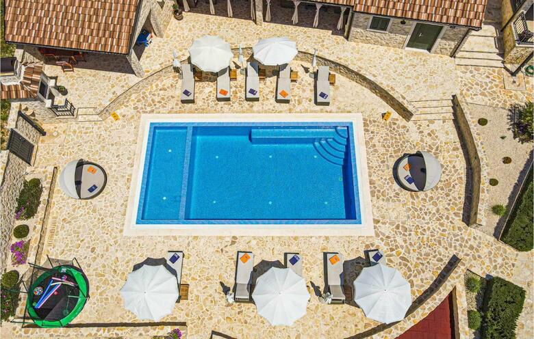 Four-bedroom Holiday Home In Dubrava