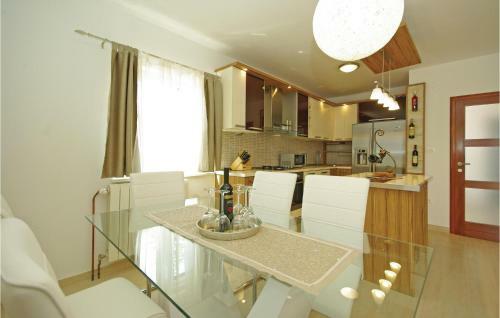 Three-bedroom Holiday Home In Zagvozd