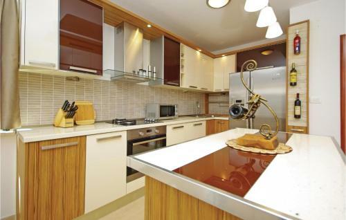 Three-bedroom Holiday Home In Zagvozd