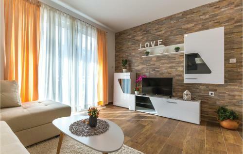 Three-bedroom Apartment In Zagvozd