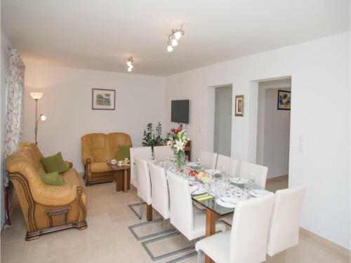 Five-bedroom Holiday Home In Zagvozd