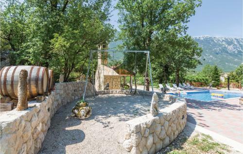 Three-bedroom Apartment In Rastovac