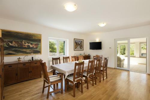 Villa Roglic With Pool In Dalmatian Hinterland