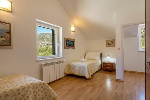 Villa Roglic With Pool In Dalmatian Hinterland
