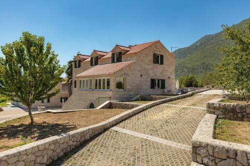 Villa Roglic With Pool In Dalmatian Hinterland