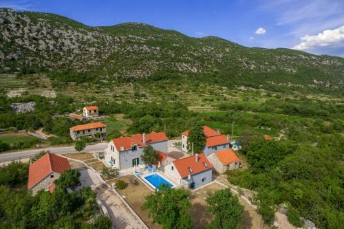 Villa Roglic With Pool In Dalmatian Hinterland