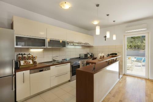 Villa Roglic With Pool In Dalmatian Hinterland