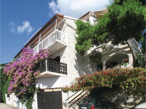 Four-bedroom Apartment In Zavalatica