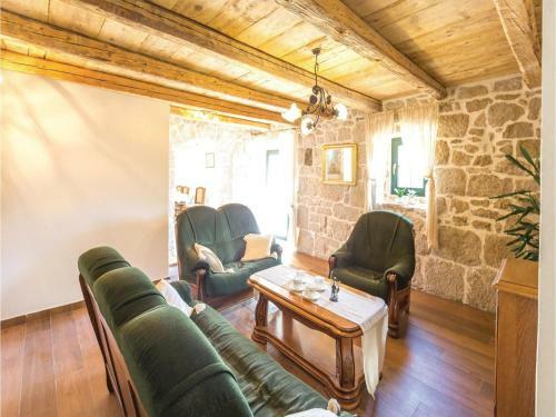 Four-bedroom Holiday Home In Zmijavci