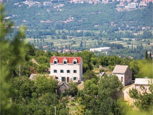Four-bedroom Holiday Home In Zmijavci