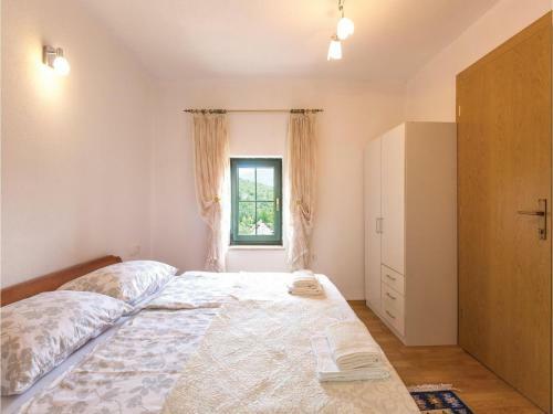 Four-bedroom Holiday Home In Zmijavci