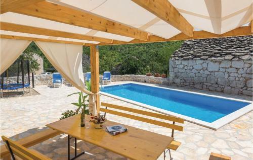 Four-bedroom Holiday Home In Zmijavci