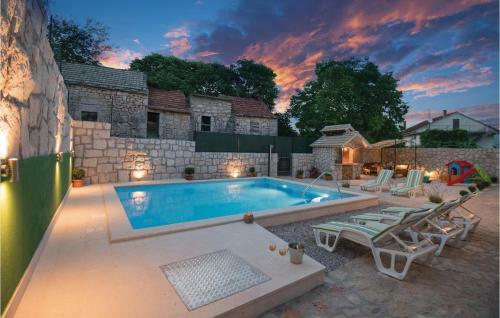 Four-bedroom Holiday Home In Zmijavci