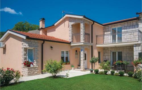 Four-bedroom Holiday Home In Zmijavci