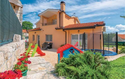 Four-bedroom Holiday Home In Zmijavci