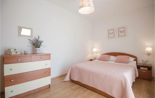 Four-bedroom Holiday Home In Zmijavci