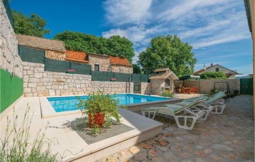Four-bedroom Holiday Home In Zmijavci
