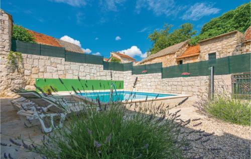 Four-bedroom Holiday Home In Zmijavci