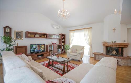 Four-bedroom Holiday Home In Zmijavci