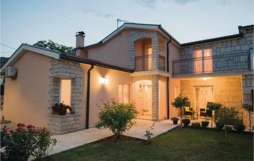 Four-bedroom Holiday Home In Zmijavci