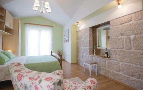 Four-bedroom Holiday Home In Zmijavci