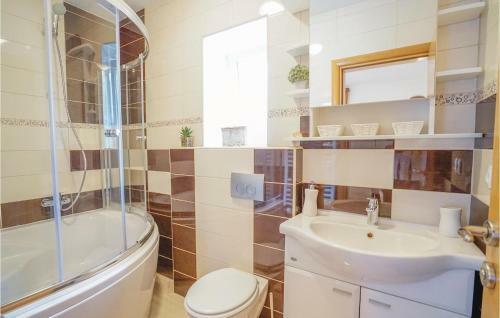 Four-bedroom Holiday Home In Zmijavci