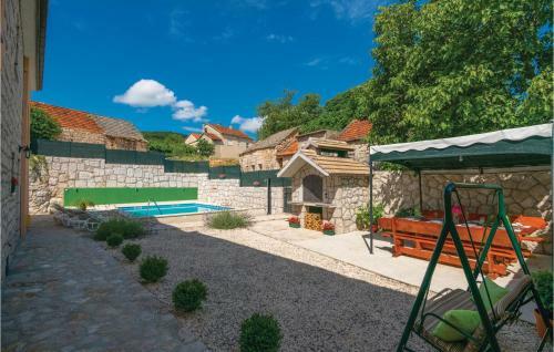 Four-bedroom Holiday Home In Zmijavci