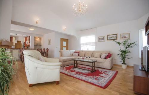 Four-bedroom Holiday Home In Zmijavci