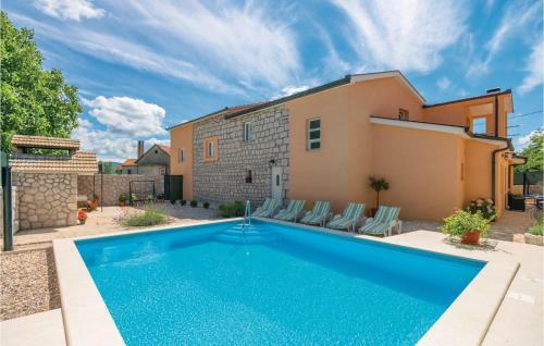 Four-bedroom Holiday Home In Zmijavci