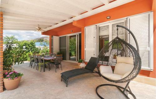 Five-bedroom Holiday Home In Zrnovnica