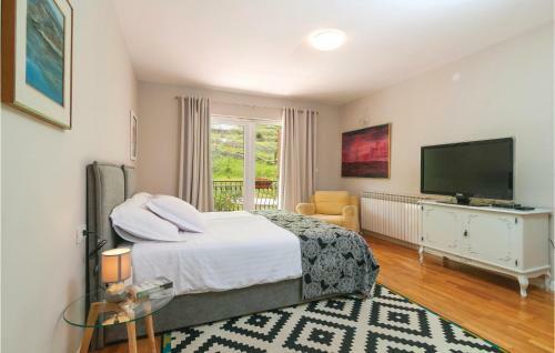 Five-bedroom Holiday Home In Zrnovnica
