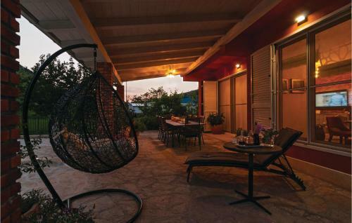 Five-bedroom Holiday Home In Zrnovnica